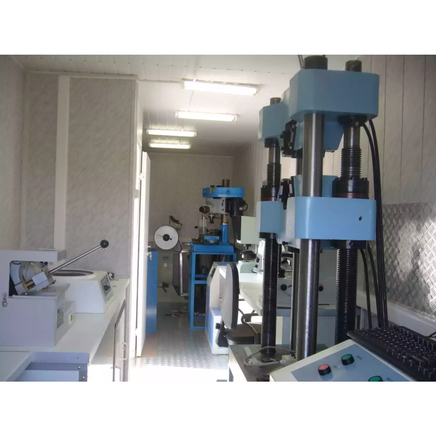 Мобильная лаборатория механических испытаний  на базе блок-контейнера 8м - 4