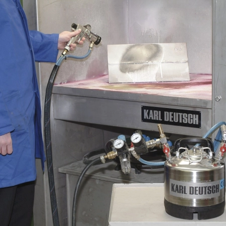 Пневмогидропистолет с контейнером для распыления