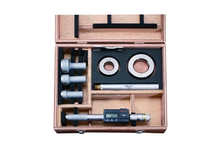 Трёхточечный нутромер Digimatic Holtest серии 468 в комплекте со сменными головками